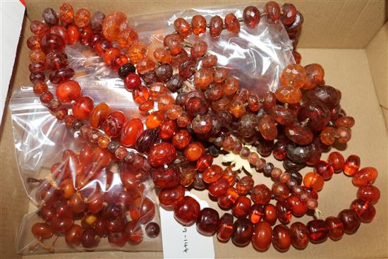 Quantity amber/amberoid beads